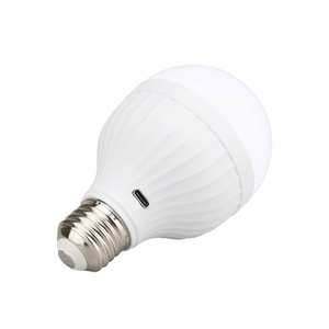 Ampoule LED rechargeable USB-C 7W avec télécommande, batterie 2600mAh, 5V, pour pannes de courant et situations d'urgence - Product Image 3