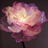 Support de lumière LED personnalisé avec des fleurs géantes en organza, disposition de scène décorative de fête pour Noël et les mariages d'école