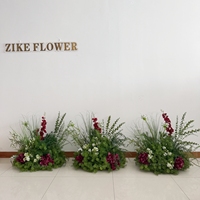Bruiloft entree decoratie, bloemstukken met wilde bloemen in natuurlijk ogende, hoogwaardige bloemen en groen.
