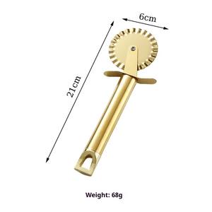 ที่ตัดพิซซ่าสแตนเลสห<span class=keywords><strong>ล</strong></span>ากสี ที่ตัด<span class=keywords><strong>แป้ง</strong></span>แบบก<span class=keywords><strong>ล</strong></span>ม ทนทาน ใช้สำหรับตัด<span class=keywords><strong>แป้ง</strong></span><span class=keywords><strong>วา</strong></span><span class=keywords><strong>ฟ</strong></span><span class=keywords><strong>เฟิ</strong></span><span class=keywords><strong>ล</strong></span>และเปลือก<span class=keywords><strong>ขนม</strong></span>ปัง - Product Image 4