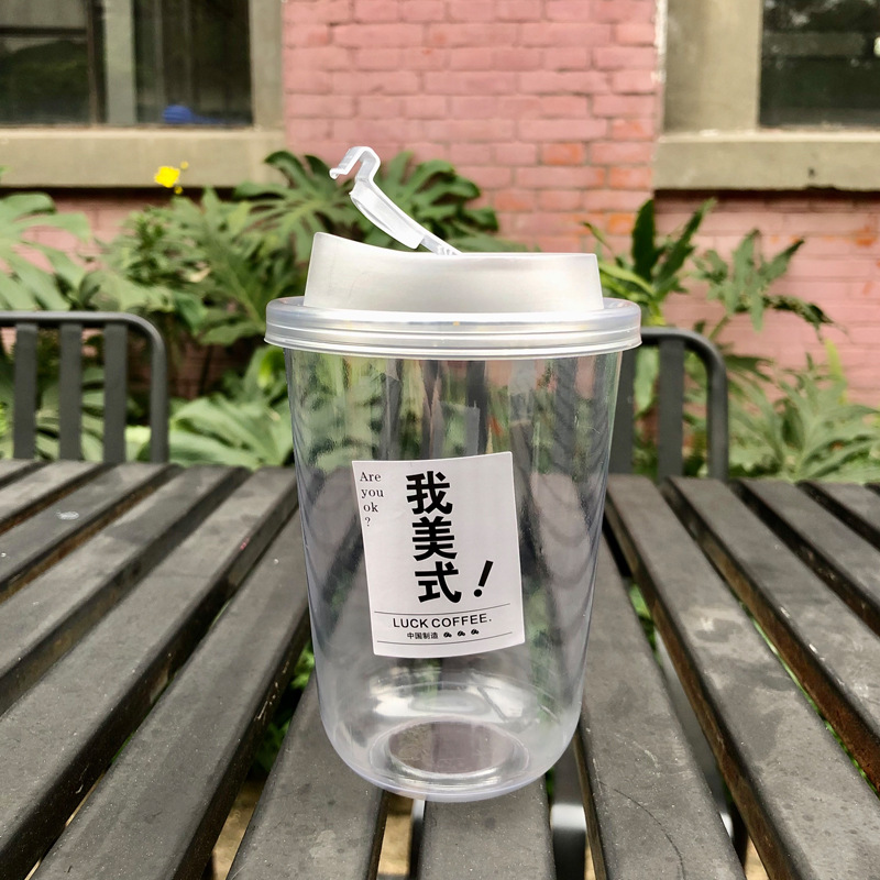 Vasos transparentes con etiqueta.
