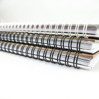 Service d'impression offset pour livres reliés en spirale, personnalisables avec votre marque et votre logo, sur papier fantaisie, papier kraft, carton et carton duplex.