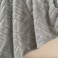Plaid en flanelle gaufrée à chevrons géométriques 100 % polyester, 280 GSM, double face, doux et confortable, pour la décoration de la maison et des hôtels, faible MOQ