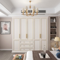 Armoire Moderne Minimaliste Blanche avec Poignées Dorées Grande Capacité pour Chambre à Coucher avec Tiroirs et Portes pour la Maison