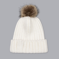 Bonnet d'extérieur blanc côtelé pour femmes, étiquette en cuir, doublé de satin, bonnet à pompon en fausse fourrure personnalisé