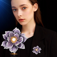 Broche en émail de luxe haut de gamme XILIANGFEIZI avec fleur et perle naturelle, vente en gros d'usine