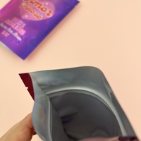 Sacs en plastique PE pour bonbons de 5 oz, couleur violette, effets holographiques, design mignon, refermables, couleur personnalisée, prix d'usine compétitif, MOQ