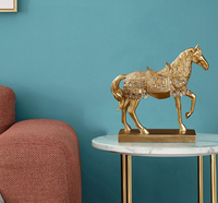 Objets décoratifs d'art, statue de cheval de luxe, sculpture d'art animalier porte-bonheur, artisanat en résine pour la décoration intérieure