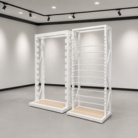 Porte-vêtements sur pied réglable en hauteur, couleur blanche personnalisée, avec étagère à pantalons et base en MDF