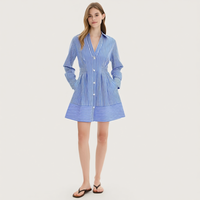 Robe mini femme personnalisée en gros, bleue et blanche à rayures, col chemise, manches longues, boutonnée sur le devant, ceinturée, poches latérales, coupe évasée