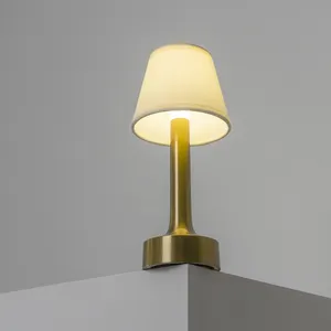 2024 Nieuwe Led Tafellamp Ip54 Waterdichte Bureaulamp Met Stoffen Lampenkap