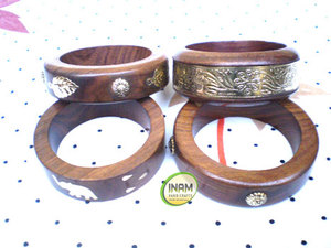 Antiguos brazaletes de madera hechos a mano hermosos y de diseñador con trabajo de incrustaciones de latón por INAM HANDICRAFTS - Product Image 2