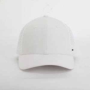 Gorra de Béisbol Personalizada OEM de 6 Paneles, Blanca, con Perforaciones Cortadas a Láser, Impermeable, con Logotipo de Goma, Cierre Trasero Ajustable, Estilo Dad Hat - Product Image 2