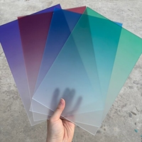 Panneau PMMA aux couleurs vives avec finition translucide, plaque acrylique décorative pour la conception créative de scènes et l'image de marque