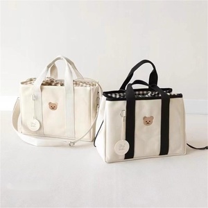 Bolsa de Lona Impermeable y Aislada con Diseño de Oso Adorable, para Llevar en la Mano o al Hombro, Almacenamiento Conveniente, Multifuncional, para Todas las Estaciones - Product Image 2
