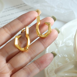 Pendientes de botón en forma de J, chapados en oro, de diseño sencillo y moderno, para mujer. - Product Image 4