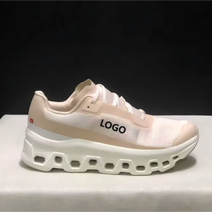 أحذية رياضية عصرية بلون وردي فاتح مستوحاة من كرة السلة مع نعل سميك هندسي وشعار مخصص - Product Image 1