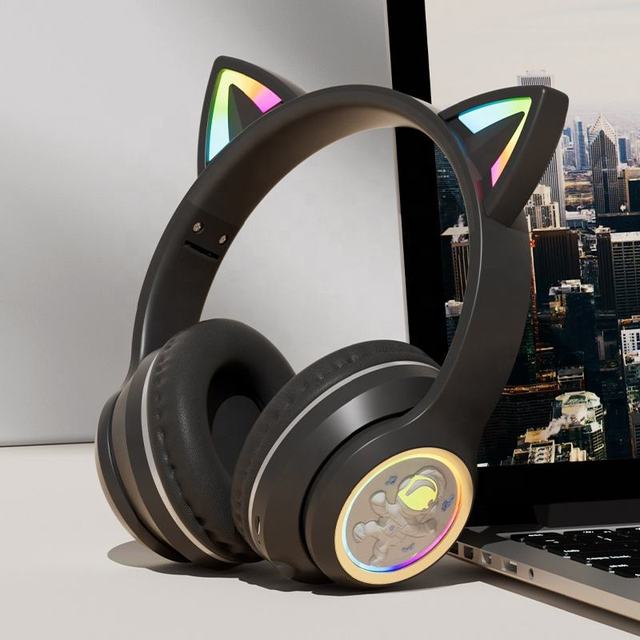 Manufacture LED Cute Earphones for Kids Children Cute Cat Headsets Excellent Wireless Noise Cancelling Cat Ear Headphones