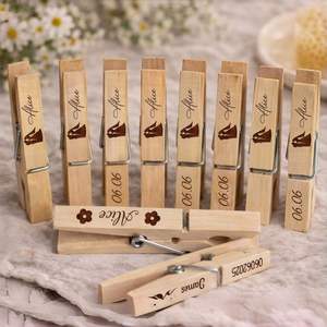 Épingles à linge en bois gravées - Clips personnalisés avec nom pour mariage, baby shower, fête et décorations d'anniversaire - Product Image 1