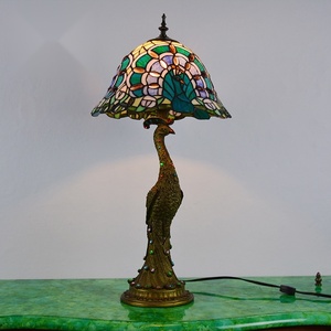 Lámpara de mesa de cristal estilo Tiffany de 12 pulgadas, lámpara de escritorio para dormitorio, pantalla de uva hecha a mano, perfecta para lectura de escritorio, lámpara de escritorio de pavo real - Product Image 3