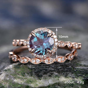 Anillo de compromiso Q153 en oro rosa con cristal de diamante de imitación, corte brillante redondo y engaste pavé para mujer - Product Image 5