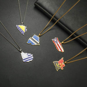 Collier chaîne avec pendentif drapeau émaillé de pays du monde, en acier inoxydable argenté et plaqué or 18 carats - Product Image 2