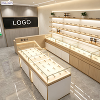 Meuble de présentation pour opticien Maxsen en bois clair, vitrine murale LED pour lunettes, verre trempé, finition couleur personnalisable, comptoir