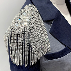 Nouveau Design Strass Clouté Insigne Vêtements Vêtement Accessoires De Luxe Gland Strass Insigne D'épaule - Product Image 1