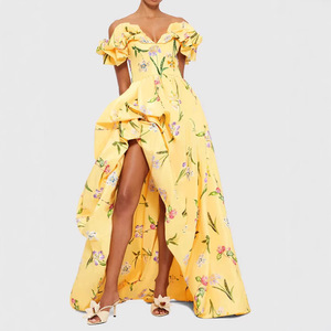 Vestido largo amarillo con estampado floral, hombros descubiertos, abertura alta y mangas abullonadas, vestido de noche. - Product Image 1