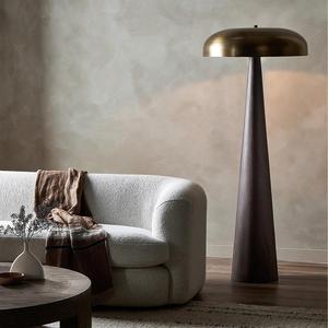 Lámpara de Pie Moderna E27 con Base de Madera en Forma de Cono, Pantalla de Bronce, Fuente de Luz LED de Alto CRI 90, Iluminación para Sala de Estar - Product Image 1