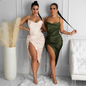 Robe sexy en satin de soie en gros, robe en satin à bretelles spaghetti 2022, robe de cocktail de <span class=keywords><strong>soirée</strong></span>, col en V, plissée sur le côté, robe midi - Product Image 1