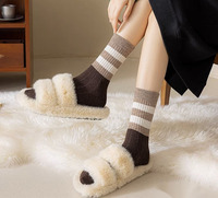 Vente en gros de chaussettes d'hiver tricotées quatre saisons en coton noir blanc pour hommes et femmes à la mode
