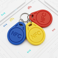 Porte-clés RFID personnalisés durables, mini-tags NFC, carte NTAG213 PVC 125kHz pour l'identification des employés d'hôtel et l'accès aux événements