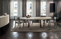 Table à manger ovale de luxe moderne en marbre naturel sur mesure 8, 10 ou 12 places avec base en métal et cuir pour villas et projets hôteliers
