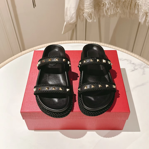 Sandalias de mujer de cuero genuino con tachuelas, doble correa y detalle trenzado Valen - Product Image 1