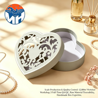 Boîte cadeau en forme de cœur avec logo estampé or, design ajouré, pour bijoux et rangement, fabriquée en carton couché