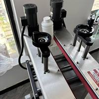 Machine de convoyage à clip latéral sans fond pour bouteilles en plastique et en verre