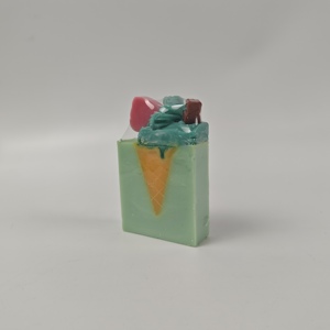 Jabón hecho a mano con temática <span class=keywords><strong>de</strong></span> helados con manteca <span class=keywords><strong>de</strong></span> karité <span class=keywords><strong>de</strong></span> <span class=keywords><strong>aceite</strong></span> <span class=keywords><strong>de</strong></span> oliva y extracto <span class=keywords><strong>de</strong></span> fresa Barra <span class=keywords><strong>de</strong></span> jabón <span class=keywords><strong>de</strong></span> regalo divertida e hidratante - Product Image 2