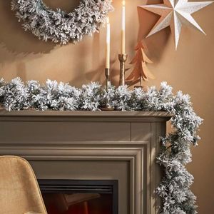Guirlande de Noël enneigée avec des cônes et des aiguilles de pin, 270 cm, pour les escaliers, les vitrines et les présentoirs - Product Image 4