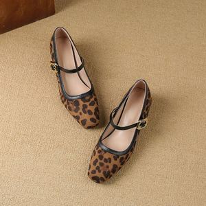 Chaussures pour femmes en daim style coréen, à bout carré, talon bloc mi-haut, bride cheville avec boucle métallique, confortables et décontractées - Product Image 5