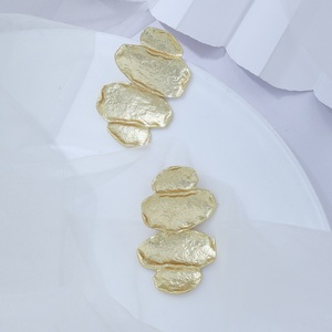 Boucles d'oreilles en pétales dorés pour femmes, bijoux élégants inspirés de la nature, accessoire léger et élégant pour le quotidien et les événements - Product Image 3