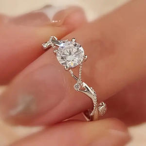 Anello con Diamante H363 in Oro Bianco, Taglio Brillante Rotondo, Diamante Naturale, Gioiello da Donna per Fidanzamento, Colore G, con Pietre Laterali - Product Image 1