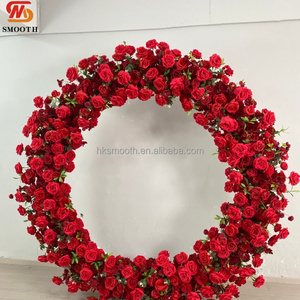 Arche florale en forme de U avec roses rouges éclatantes, arche de fleurs artificielles en soie rouge dense, accessoire romantique pour entrée de mariage - Product Image 4