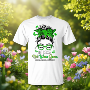 En mayo usamos camisetas verdes con diseño de moño despeinado para concienciación sobre la salud mental para mujeres - Product Image 3