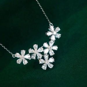 จี้เพชรรูปดอกไม้ Xinfly ทอง 18K น้ำหนัก 1.35 กะรัต พร้อมสร้อยคอแบบคลาวิเคิล - Product Image 4