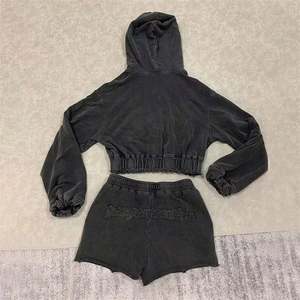 Conjuntos de pantalones cortos con capucha y cremallera de peso pesado lavados Vintage para mujer estampado de logotipo personalizado bordado diamantes de imitación chándales sólidos hasta la rodilla - Product Image 3
