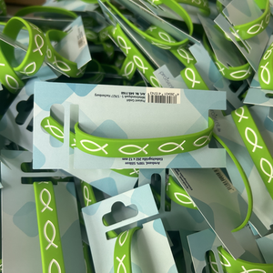 سوار معصم من السيليكون المطاطي الأخضر المخصص من هولي ويش مع شعار - Product Image 6