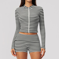 Ensemble de sport deux pièces rayé pour femme, veste zippée à col montant doublée polaire et short, doux et extensible, idéal pour la gym et le quotidien en automne
