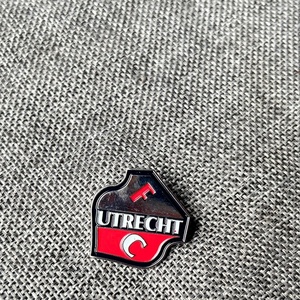 Écusson de club de football européen personnalisé YY, accessoire vestimentaire polyvalent, broche décorative pour sacs de couple, Chine - Product Image 6