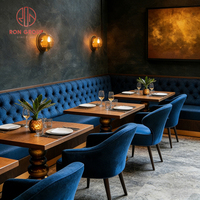 Muebles de Lujo Modernos para Restaurante Comercial: Mesa de Acero y Madera, Sillas de Terciopelo Azul Rey, Sofá y Asientos de Cabina